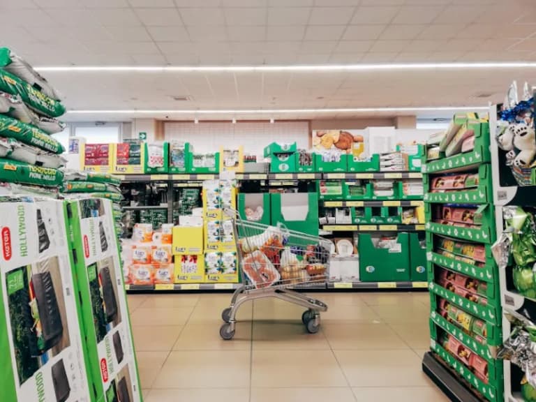 Supermarket grocery shopping in Saudi Arabia